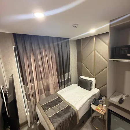 Elysia Hotel *